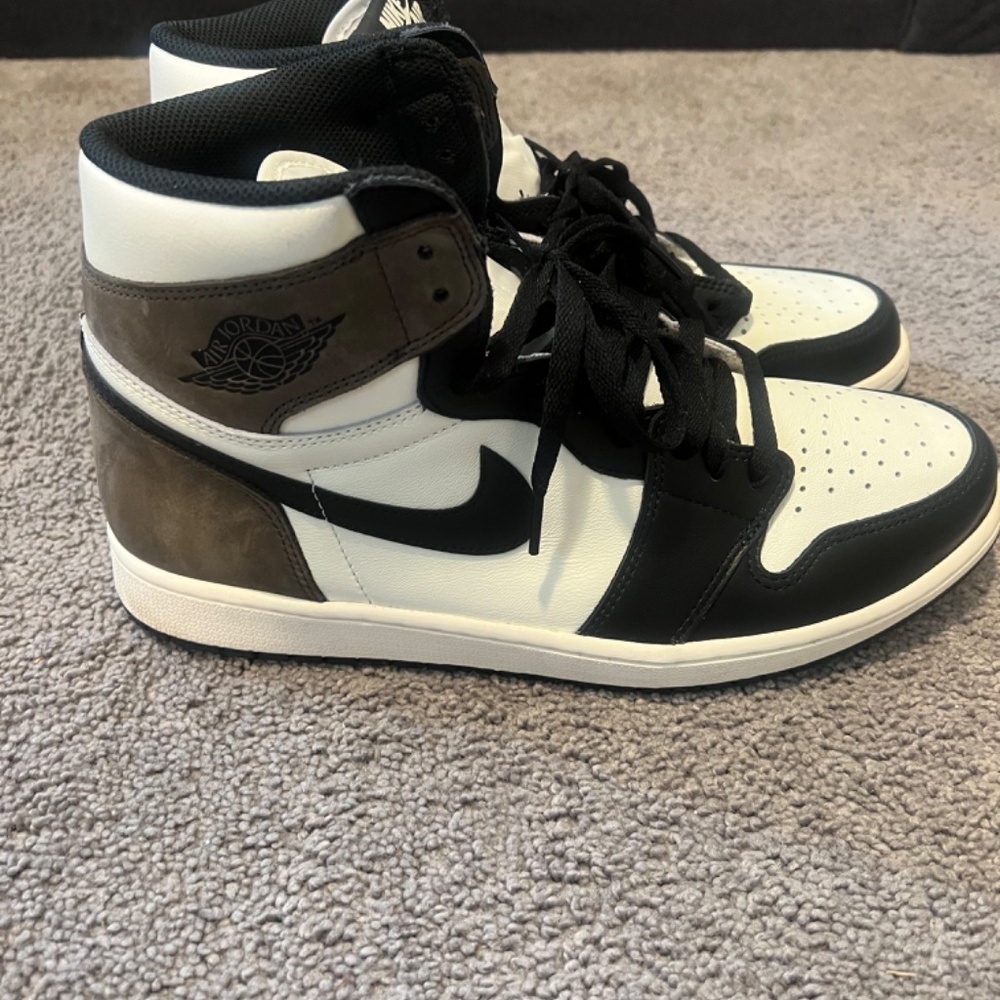 Size 12 Jordan 1 retro high dark mocha - Picture 2 of 4